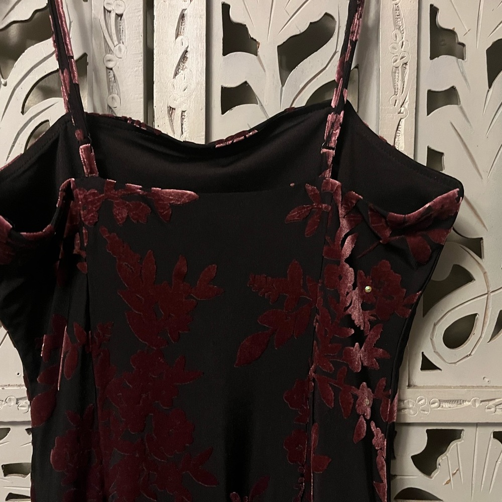 FOREVER 21 MAGNIFICENT BLACK WITH BURGUNDY RED VELVET ACCENTS FANCY MINI DRESS - Picture 4 of 8